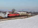 Die 185 346 und die 232 117 mit einem Müllzug am 13.02.2015 unterwegs bei Straß.