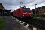 Auch hier : Bahnsteig in der Kurve gelegt , hier zu sehen 185 020-5 bei der durchfahrt des Niederdollendorf Bahnhofs , 01.04.2015
