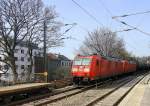 185 017-1 und 145 078-2 beide von DB  und fahren durch Aachen-Schanz mit einem langen Ölzug aus Antwerpen-Petrol(B) nach Basel(CH) und kommen aus Richtung Aachen-West in Richtung