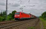 185 166-6 ist am 10.06.15 mit einen kurzen Güterzug bei Fulda unterwegs.