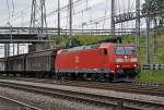 DB Lok 185 096-5 durchfährt den Bahnhof Muttenz.