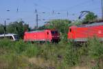 189 051-6 und 185 281-3 warten am 30.6.2015 in Bochum Riemke auf die Kreuzung eines Abellio-Lint