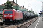 Mit einem Kesselwagenzug fuhr durch Müllheim (Baden) am 25.07.2014 die 185 073-4 gen Norden.