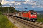 DB 185 103-9 fährt mit dem Red Bull Zug den Bözberg hinauf.Bild vom 9.7.2015