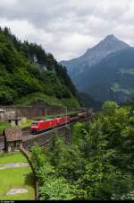Zwei Loks der Baureihe 185 der DB fahren am 27. Juni 2015 in einem kurzen Sonnenmoment zwischen Amsteg und Intschi südwärts.