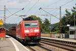 Mit einem gemischten Güterzug fuhr am 08.08.2014 die 185 117-9 durch den Haltepunkt Kollmarsreute in Richtung Freiburg.