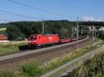Die 185 306 mit einem Güterzug am 06.07.2014 unterwegs bei Haiding.