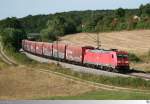 185 395-1 der deutschen Bahn ist am 26. August 2015 mit einem Gterzug bei Laaber in Fahrtrichtung Regensburg unterwegs.