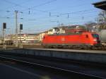 Die 185 043 fehrt gerade mit einem Gterzug aus dem Salzburger Hbf aus.