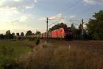 KT 50726 mit DB Schenker 185 403 von Wiesau nach Hamburg passiert gerade Oberjößnitz bei Plauen am 31.08.2015.