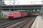 Am 13.08.2014 fuhr 185 054-4 mit einem Containerzug aus Richtung Hafen durch den Bahnhof von Harburg gen Maschen.