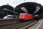 185 231-8 und 185 352-2 beide von DB kommen aus Richtung Aachen-West und fahren durch den  Aachener-Hbf mit einem  langen Ölzug aus Antwerpen-Petrol(B) nach Basel(CH)  in Richtung Aachen-Rothe-Erde,Stolberg-Hbf(Rheinland)Eschweiler-Hbf,Langerwehe,Düren,Merzenich,Buir,Horrem,Kerpen-Köln-Ehrenfeld,Köln-West,Köln-Süd. 
Aufgenommen vom Bahnsteig 2 vom Aachen-Hbf.
Bei Sonne und Wolken am 20.9.2015.