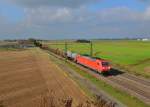 185 352 mit einem Güterzug am 17.10.2015 bei Stephansposching. 