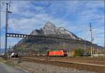 Wie ein Rugby-Tor umrahmt das riesige Joch des Oberleitungsmasten den Red-Bull-Zug und den Gonzen. Zugmaschine ist die 185 141-9. Sargans, November 2015.