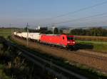 Die 185 381 mit einem Gaskesselzug am 06.10.2014 unterwegs bei Haiding.