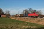 185 394 und 1116 126  Licht ins Dunkel  mit dem 44813 am 5. Dezember 2015 bei Weisham in Richtung Salzburg.