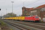 DB 185 273-0 mit einem DHL Postzug in Wuppertal, Dezember 2015.