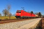 Die 185 173-2 der DB und eine Schwestermaschine vor einem gemischten Güterzug am 24.12.15 in Übersee am Chiemsee in Richtung München.