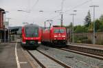 Während des Haltes der RB Richtung Gemünden (440 321/821) kommt 185 315-9 mit einem Containerzug in Richtung Süden durch den Bahnhof in Karlstadt.