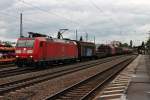 185 121-1 am 16.10.2014 mit einem gemischten Güterzug bei der Durchfahrt in Lahr (Schwarzw) gen Freiburg.