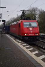 Mit einem Containerzug am Haken durchfährt hier die Crossrail 185 595-6 Gleis 2 des Brühler Bahnhofs am Samstag den 23.1.2016