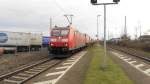 Die 185 194-8 der DB mit einem Güterzug durch Menden Rheinland in Richtung Köln,  DEN 26.02.2016