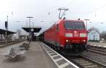 185 182 rauscht mit neuen Audi Fahrzeugen aus Ingolstadt durch Gunzenhausen in Richtung Norden. Bahnstrecke 5321 Treuchtlingen - Würzburg am 13.03.2016