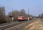185 042 mit kurzen GZ in Richtung München bei Langweid am Lech.(19.3.2016)