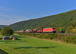 185 228 mit einem Güterzug am 28.09.2013 bei Wernfeld. 