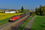 185 215 mit einem Güterzug am 20.04.2016 bei Stephansposching. 