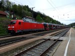 185 373-8 zieht einen Suzuki-Autozug bei Wernstein in Richtung Deutschland; 160424