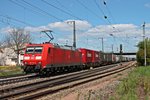 185 170-8 am 18.04.2015 bei der Durchfahrt mit einem Containerzug in Richtung Süden durch Müllheim (Baden).