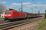 Am 18.04.2015 fuhr die Mannheimer 185 125-2 durch den Bahnhof von Müllheim (Baden) mit einem gemischten Güterzug gen Süden.