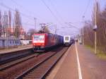 185 138-5 durchfhrt Elmshorn am 1.4.07 mit einem Containerganzzug.