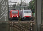 Eingerahmt: 185 072-6 nebst 185 638-4 in der östlichen Einfahrt von Hannover Linden-Fischerhof durch die Dachkonstruktion des Bahnsteig-Abgangs fotografiert.