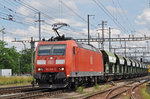 DB Lok 185 096-5 durchfährt den Bahnhof Pratteln. Das abzweigende Gleis führt auf eine Strasse und in ein Industriegebiet, von wo aus auch diese Aufnahme am 28.06.2016 entstand. 