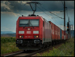 Zwischen dem Bahnhof Tullnerfeld und Tulln rollt die 185 356 mit ihrem Containerzug Wien entgegen.