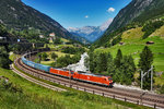 DB 185 118-7 und 185 055-1 ziehen in der Wattinger Kurve, bei Wassen, einen Güterzug bergwärts.
Aufgenommen am 19.7.2016.