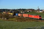 Bei Roidham konnte am 16. Dezember 2013 die DB Schenker 185 262 mit dem KT 41817 von Alte Süderelbe nach Salzburg Gnigl aufgenommen werden. Im Hintergrund liegt die Ortschaft Mering.