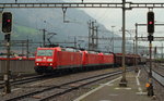 Ein DB 185er-Dreierpack, an der Spitze 185 097-3, durchfährt am verregneten 16.09.2016 den Bahnhof Erstfeld in Richtung Gotthard