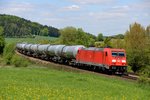 Durch die frühlingshafte Oberpfalz beförderte die 185 385 einen Ganzzug, bestehend aus Kesselwagen der französischen Firma Ermewa. Aufgenommen am 04. Mai 2014 bei Niederhofen.