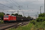185 135-1 bei der Durchfahrt mit einem Redbull-Zug (Bludenz - Bremerhaven (-USA)) am 09.06.2015 in Müllheim (Baden) gen Freiburg.