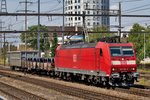 185 126-0 fährt im Bahnhof Pratteln mit einem geringen Güterzug vorbei.Bild vom 20.8.2015