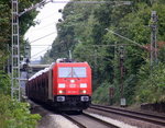 185 220-1 DB  kommt die Kohlscheider-Rampe hoch aus Richtung Neuss,Herzogenrath mit einem Audi-VW-Zug aus Osnabrück nach Kortenberg-Goederen(B) und fährt durch Kohlscheid in Richtung Richterich,Laurensberg,Aachen-West. 
Aufgenommen vom Bahnsteig 2 in Kohlscheid. 
Am Abend vom 29.9.2016.