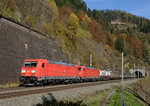 Vor der herbslichen Kulisse des Galgenbergtunnelwestportals präsentierte sich am 23. Oktober 2016 der  Papierzug  48930 mit dem obligatem 185er Tandem ( 185 301 und 185 268) im weichen Licht der tief stehnenden Sonne. 