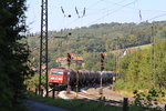 185 219 muss mit ihrem Kesselwagenzug auf der Fahrt in südliche Richtung am Bahnhof Jossa auf das Ausweichgleis zur Überholung.