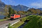 185 110 mit einem Güterzug am 22.10.2016 bei Mols. 