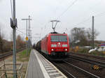 DB Cargo 185 162-5 mit Güterzug am 26.11.16 in Maintal Ost 