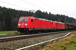 Die DB 185 228-4 und eine Schwestermaschine in Doppeltraktion am 03.12.16 bei Bergen in Oberbayern.