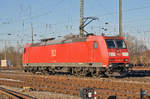 DB Lok 185 053-6 durchfährt den Badischen Bahnhof.